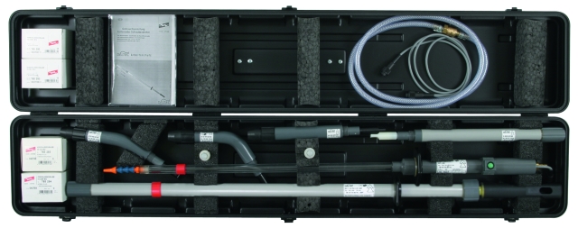 Plastic case for transporting the insulating screw driver kit, the insulating refilling lance including the filling hose and special screw plugs. These elements, however, are not included in delivery.
