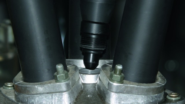 Screwing a special screw plug into a cable sealing end using an angled operating head