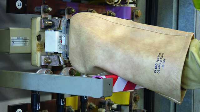 Operating an NH fuse with an NH fuse handle with sleeve.