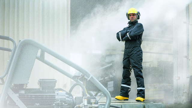 The first protective overall against high-pressure water jets to correspond to the test principles GS-IFA-P15 is breathable and a lightweight and thus especially comfortable to wear.