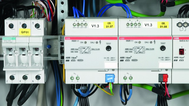 Surge arrester for KNX / EIB buses with connection wires
