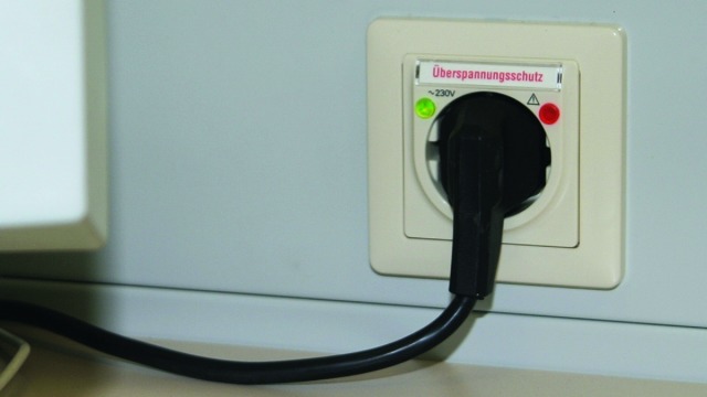 For protecting electronic equipment against surges. Earthed socket outlet with surge protective circuit for installation in electrical installation systems. For installation in conformity with the lightning protection zone concept at the boundaries from 1 – 2 and higher. German utility patent.