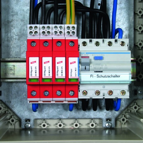 STAK 2X16 for EMC-optimised series connection of lightning current and surge arresters according to IEC 60364-5-53.