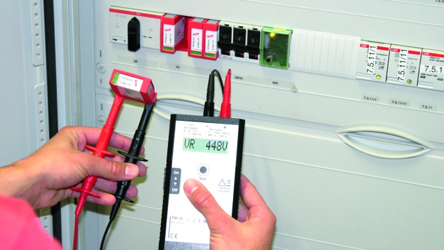 For testing the sparkover voltage of surge arresters. The specimen is connected via the included test leads or special test adapters.