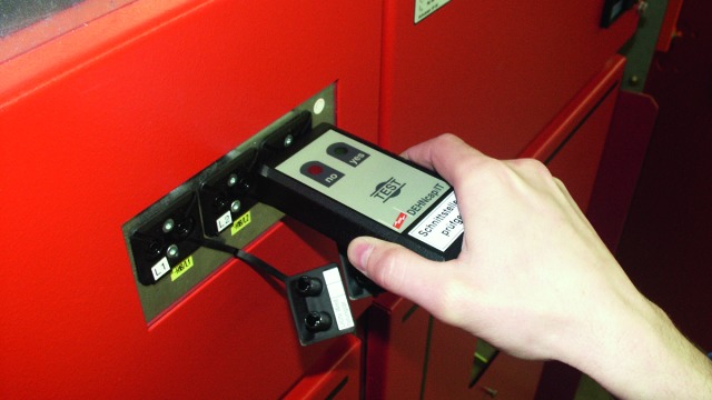 DEHNcap/IT interface test unit allows to carry out maintenance tests on coupling systems of switchgear installations according to IEC/EN 61243-5 (DIN VDE 0682-415).