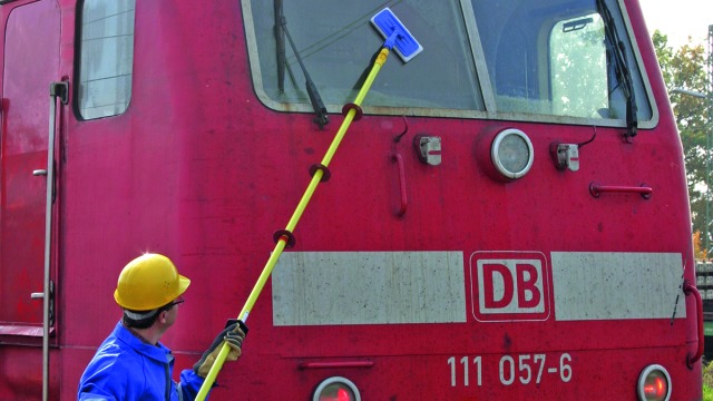 Insultating stick kit used for cleaning the windscreen of an electric locomotive
