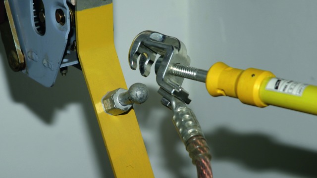 Connecting the phase cable end with universal clamp to a fixed ball point
