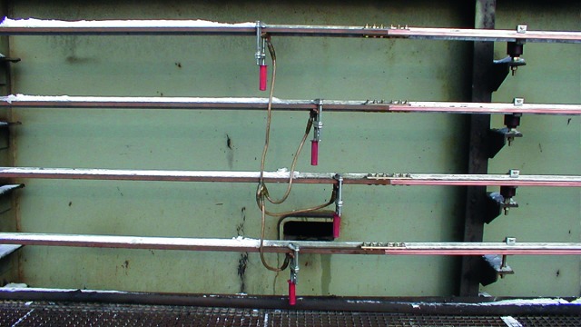 Three-pole earthing and short-circuiting device with screw clamps.