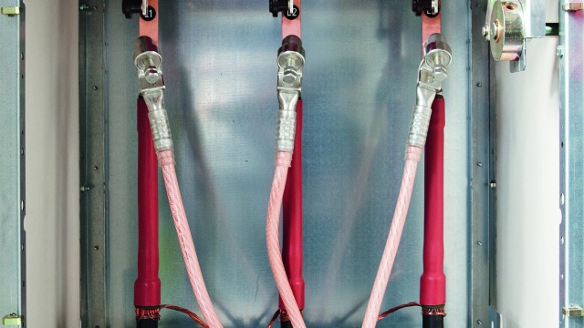Equipped three-pole earthing and short-circuiting device in a switchgear installation
