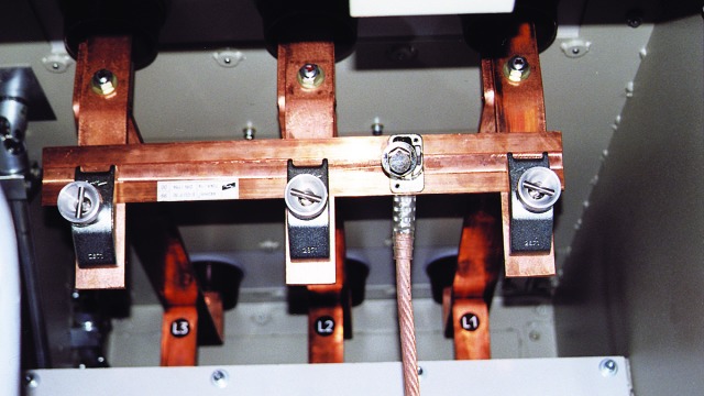 Short-circuiting bar with earthing cable on a switchgear installation